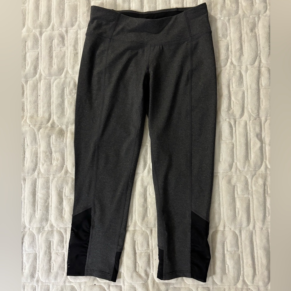 Calvin Klein EUC Capri Leggings with black mesh at the bottom Women’s Size Small
